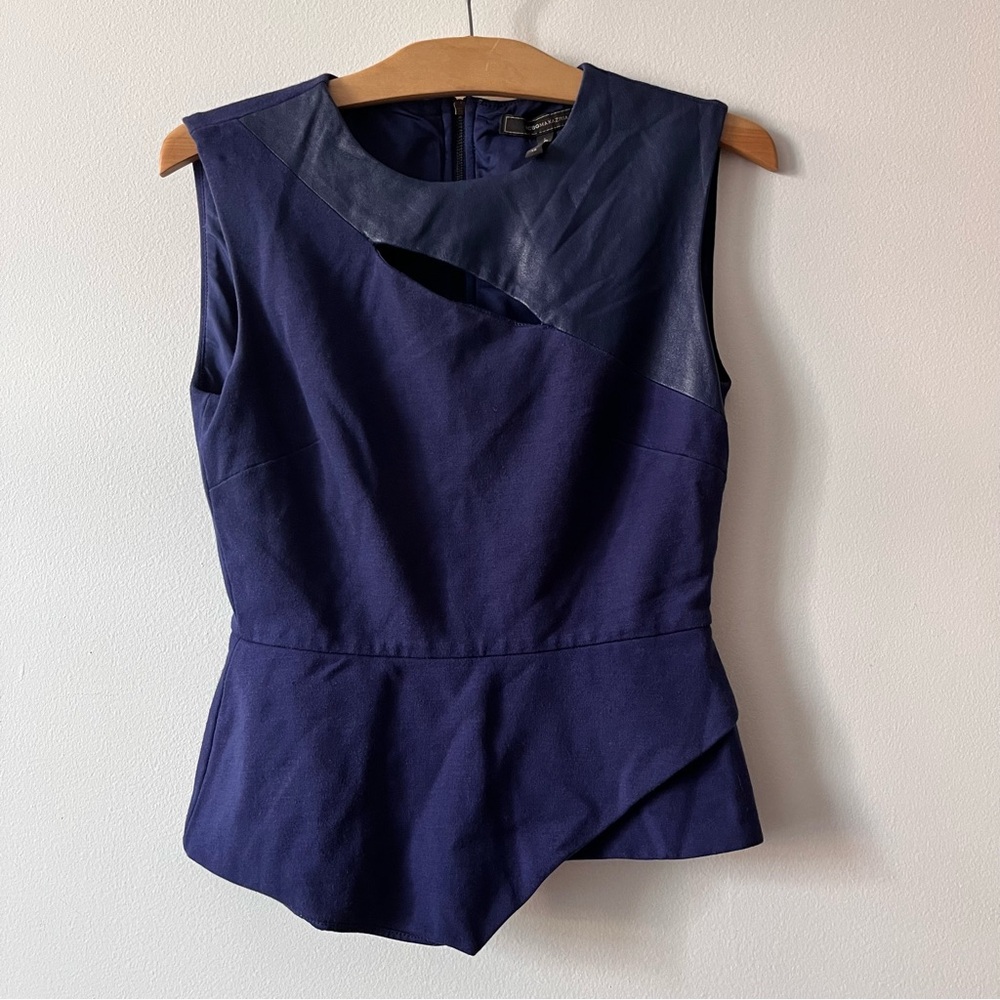 BCBGMAXAZRIA | FARRAH ASYMMETRICAL KEYHOLE TOP XS navy blue
